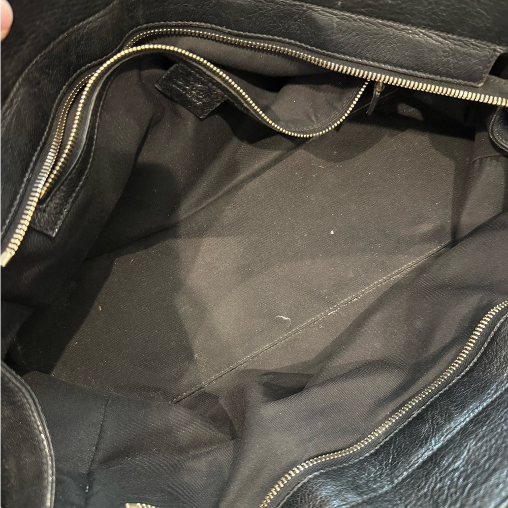 Gucci Black and Gold Leather Tote with Iconic GG Emblem - Picture 3 of 8